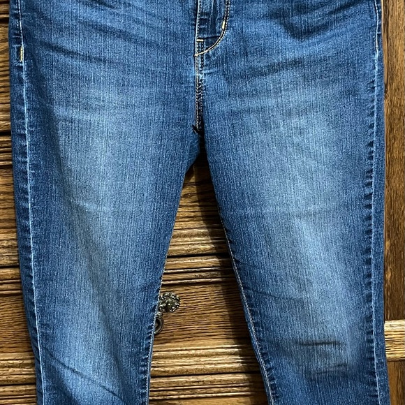 Levis Signature women modern capris, size 8, waist 29, smoke free, bundle & save - Picture 1 of 5